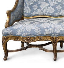 Load image into Gallery viewer, A 18th Century Serpentine Fronted Venetian Giltwood Divano
