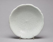 Load image into Gallery viewer, A CHINESE QINGBAI FOLIATE RIMMED DISH, NORTHERN SONG (1127-1279)
