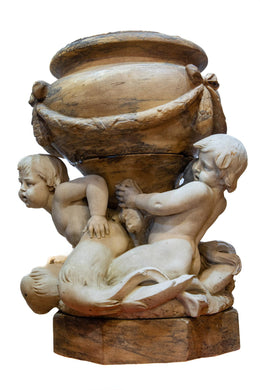 一個高度裝飾和精雕細刻的西耶娜和卡拉拉大理石甕，意大利 18 世紀