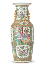 Load image into Gallery viewer, A LARGE CHINESE CANTON ROSE MEDALLION VASE QING DYNASTY (1644-1912), 19TH CENTURY