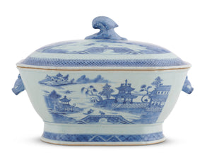 A LARGE CHINESE EXPORT BLUE AND WHITE TUREEN QING DYNASTY (1644-1912), 18TH/19TH CENTURY