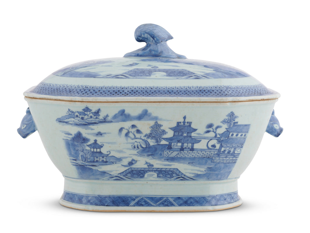 A LARGE CHINESE EXPORT BLUE AND WHITE TUREEN QING DYNASTY (1644-1912), 18TH/19TH CENTURY