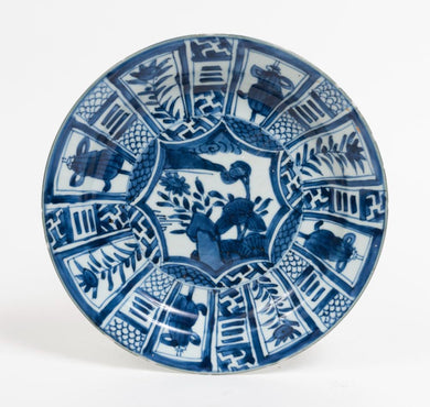 A KRAAK-STYLE BLUE AND WHITE CIRCULAR DISH, KANGXI PERIOD, QING DYNASTY, (1662-1722)