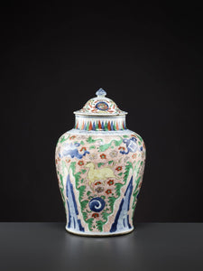 A LIDDED WUCAI VASE, MING DYNASTY - Fine Classic Antiques