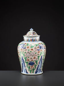 A LIDDED WUCAI VASE, MING DYNASTY - Fine Classic Antiques