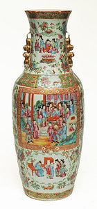 A CHINESE CANTON FAMILLE ROSE VASE, QING DYNASTY, 19TH CENTURY