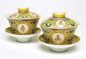 A PAIR OF CHINESE FAMILLE ROSE COVERED CUPS WITH STANDS, GUANGXU MARK AND OF THE PERIOD, QING DYNASTY (1871-1908)