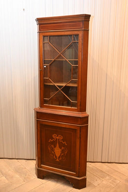 A REGENCY STYLE MAHOGANY AND MARQUETRY CORNER CABINET, 20TH CENTURY