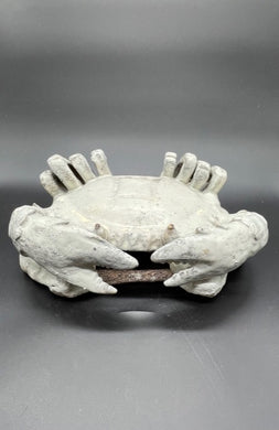 一个中国古董白瓷蟹