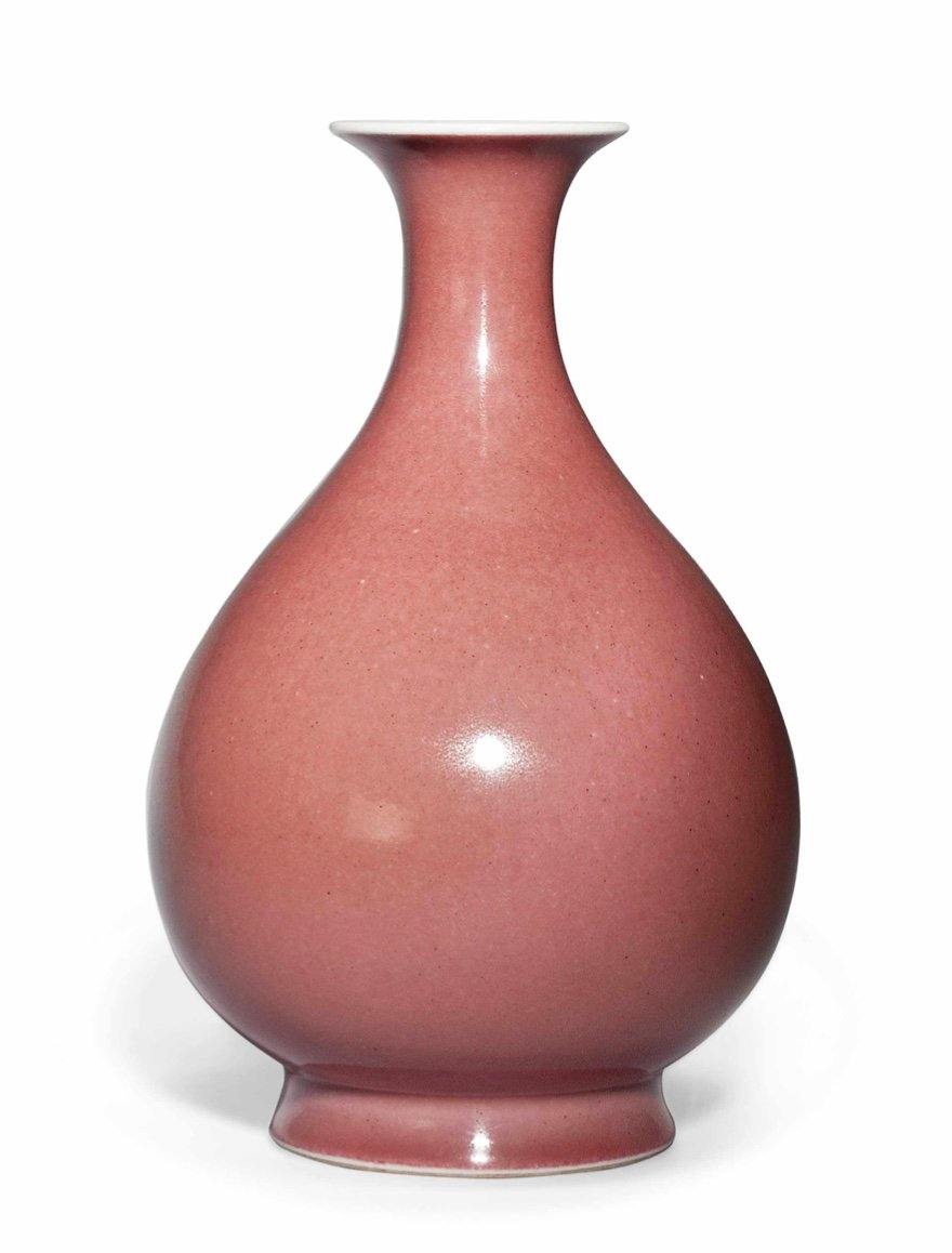 A PEACH BLOOM-GLAZED PEAR-SHAPED VASE, YUHUCHUNPING,QIANLONG UNDERGLAZE BLUE SIX-CHARACTER SEAL MARK AND OF THE PERIOD (1736-1795) - Fine Classic Antiques