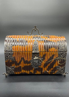 一个仿玳瑁雕刻的盒子,19世纪晚期