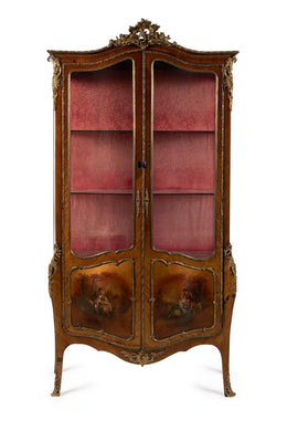 路易十五风格的彩绘镀金国王木展示柜，19 世纪末 / 20 世纪初