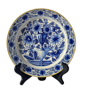 A BLUE AND WHITE DELFT CHARGER, 18TH CENTURY