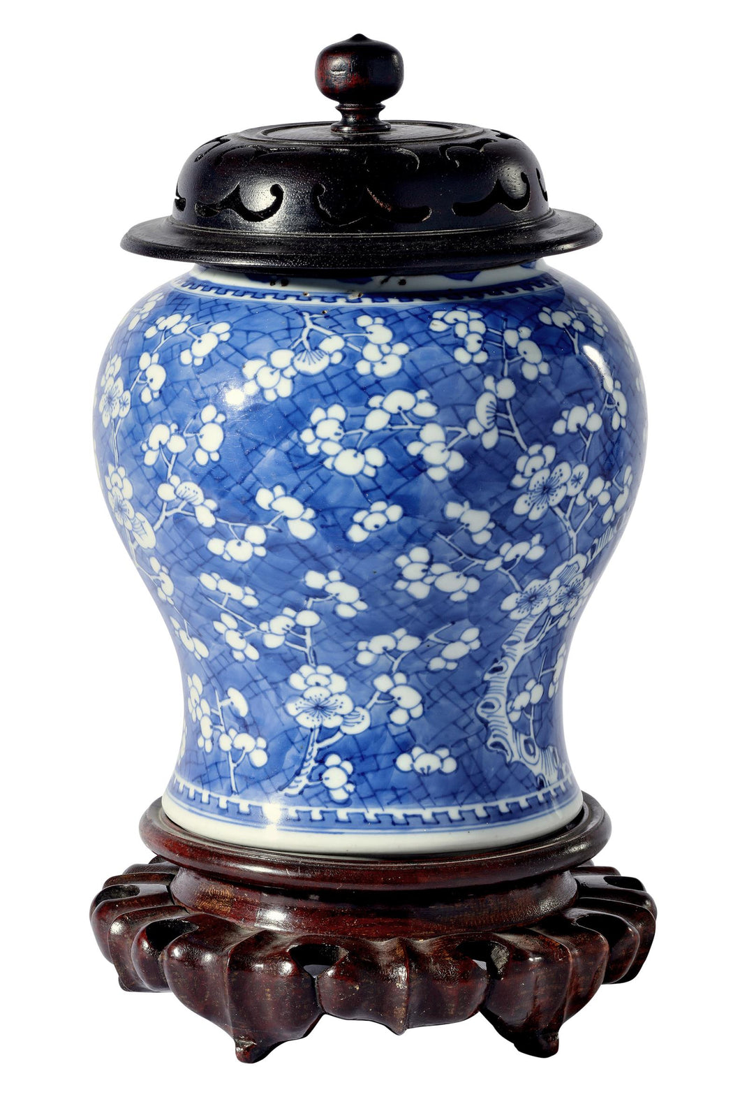 A CHINESE BLUE AND WHITE PORCELAIN VASE, 18TH CENTURY