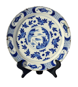 A BLUE AND WHITE DELFT CHARGER, 18TH CENTURY